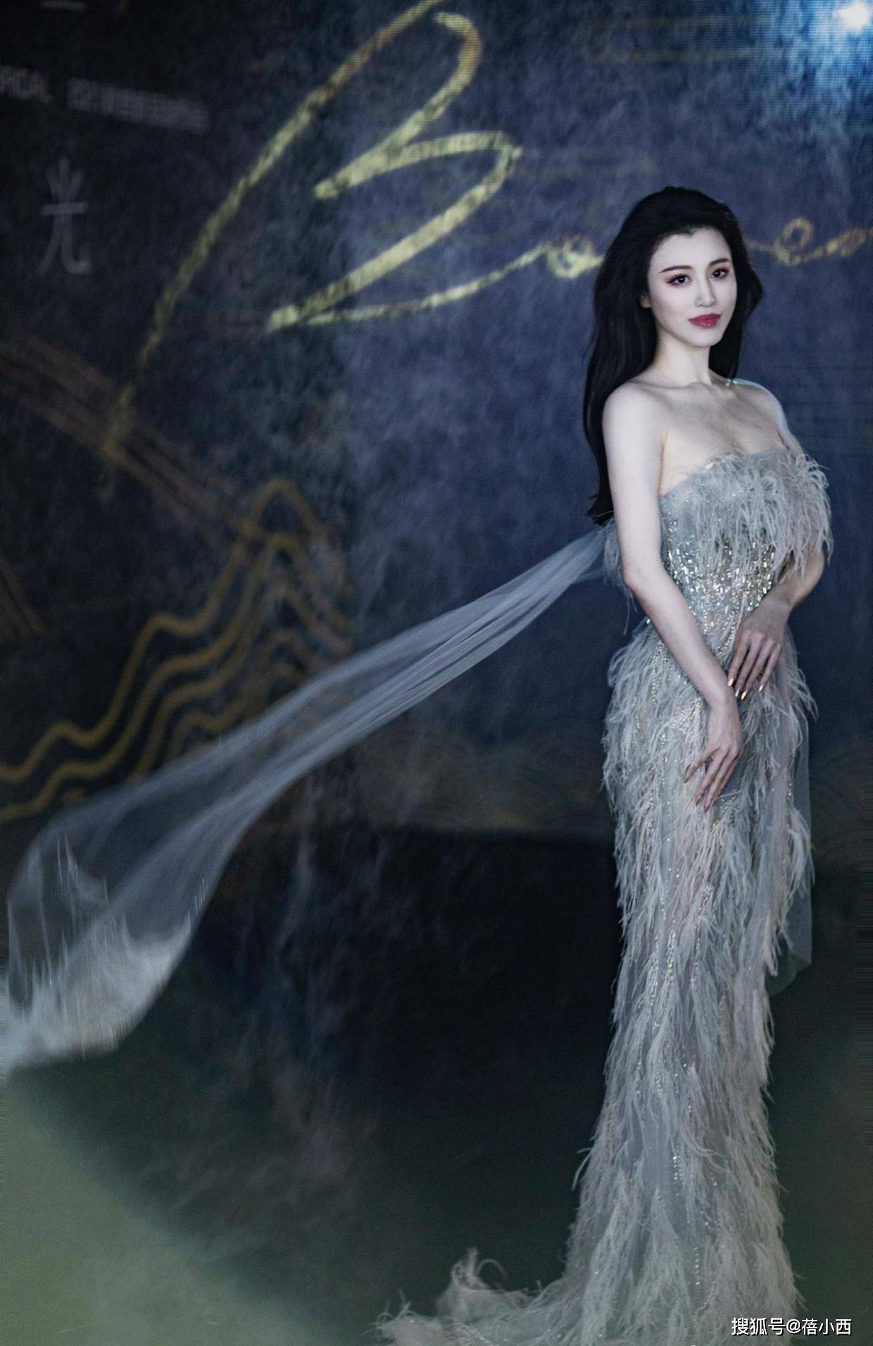 好身材 刘翔前妻葛天越来越美,穿豆沙粉蛋糕裙亮相活动,长卷发优雅洋气