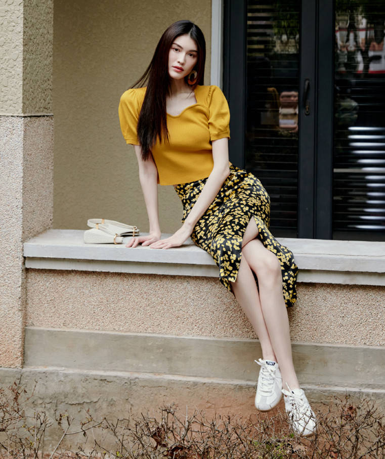 身材 何穗真会穿,穿衣“上短下长”就算了,还把裤腿塞进靴,比例真好