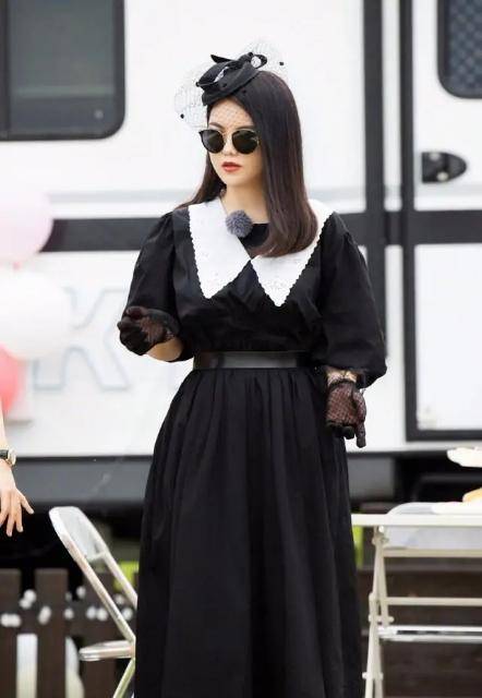 黑色 李湘真懂“藏肉”穿搭，黑色娃娃连衣裙配条腰带，显瘦效果太明显