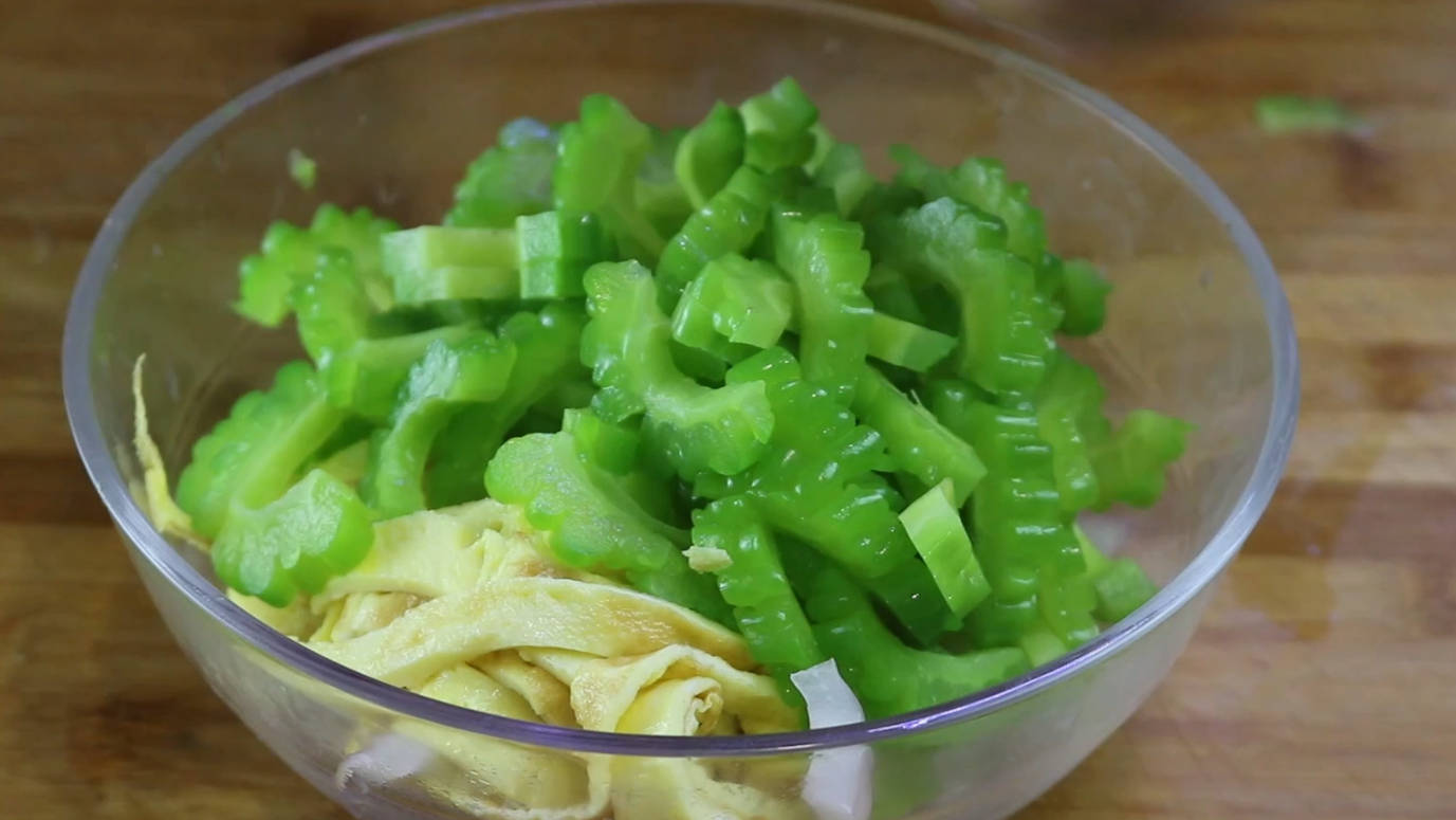 原创教大家洋葱拌苦瓜的做法清脆可口特别开胃喜欢快试试吧