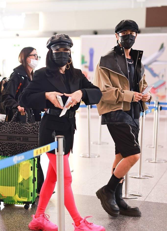 or 钟丽缇品味真别致，用西装混搭粉色健身裤，意外高级又洋气