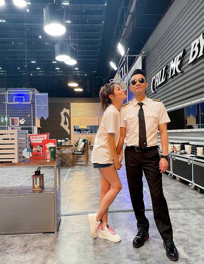 湾区 应采儿排场真大！合影站C位比制服哥哥们抢镜，笑容甜美真像少女