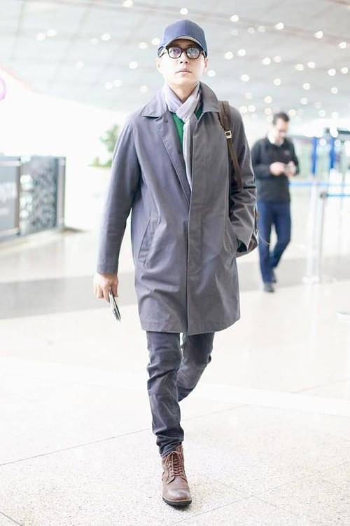 大衣 “老干部”靳东身穿廓形大衣太有范，成熟稳重、干净帅气，超赞