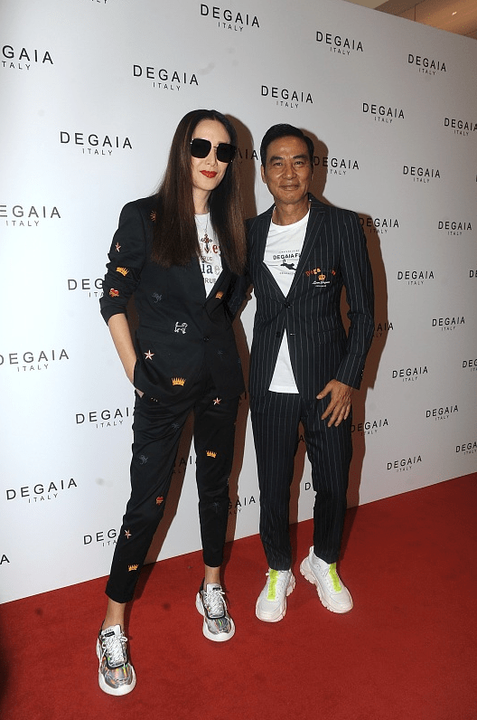 叛逆 任达华妻子都50多岁了,可穿搭还挺“叛逆”,黑西装带点花太酷了