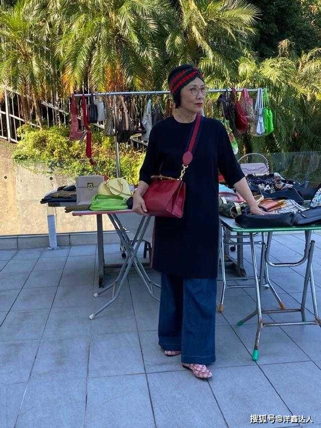 黑色 汪明荃哪像73岁？穿连衣裙配阔腿裤好洋气，拼色发带减龄20岁