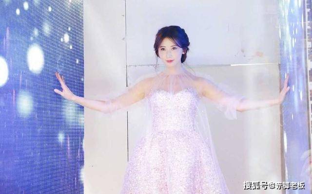 林志玲 林志玲不愧是“直男女神”，粉色抹胸连衣裙亮相，46岁状态好极了