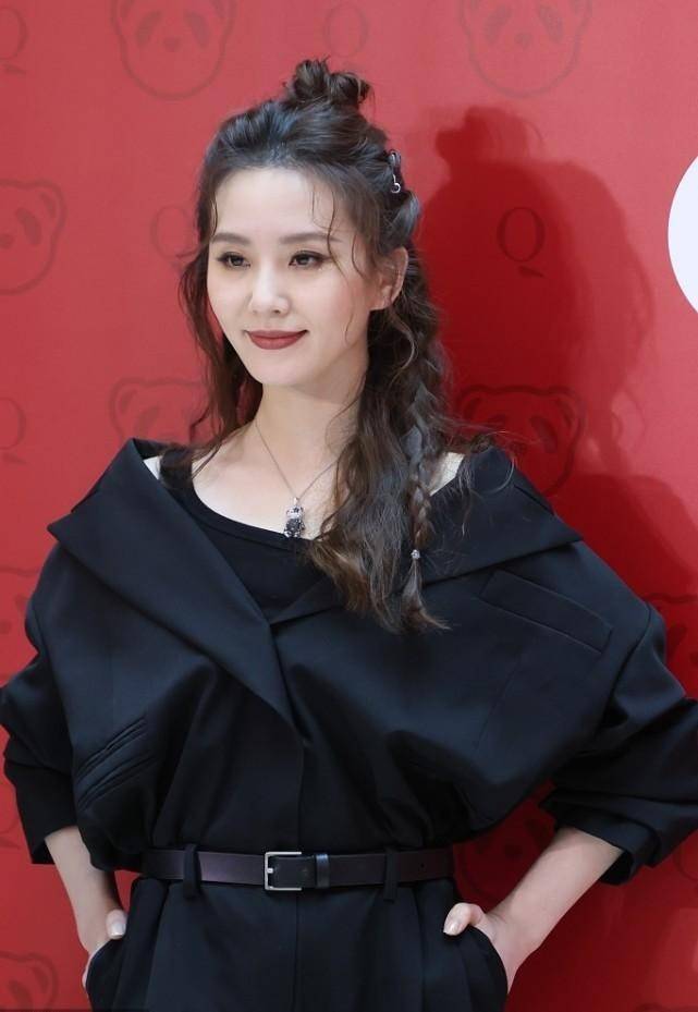 身材 刘诗诗真是气质女神，结婚生子后身材也没走形，穿连体裤非常帅气