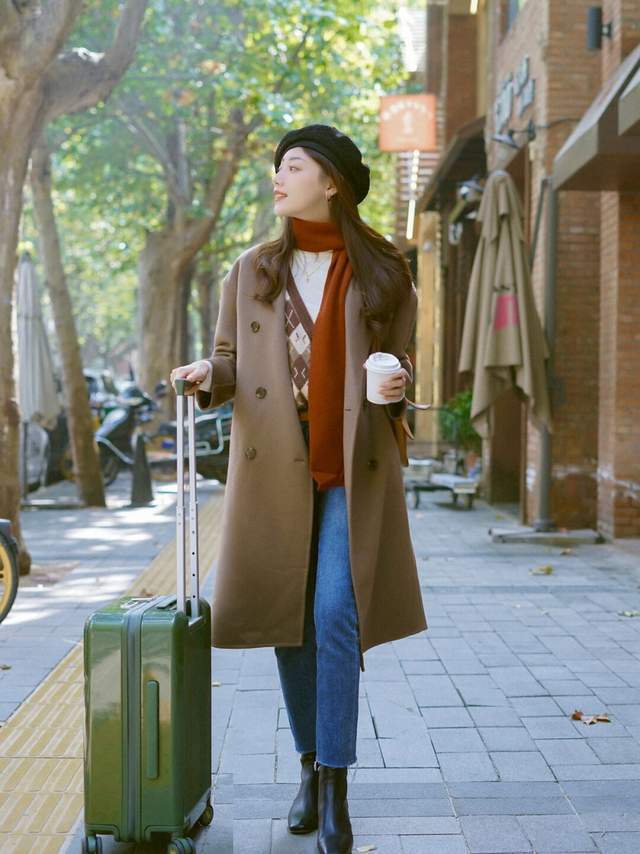 是属于 秋冬的标配卡其色大衣，学会这5套搭配轻松驾驭，怎么穿都好看