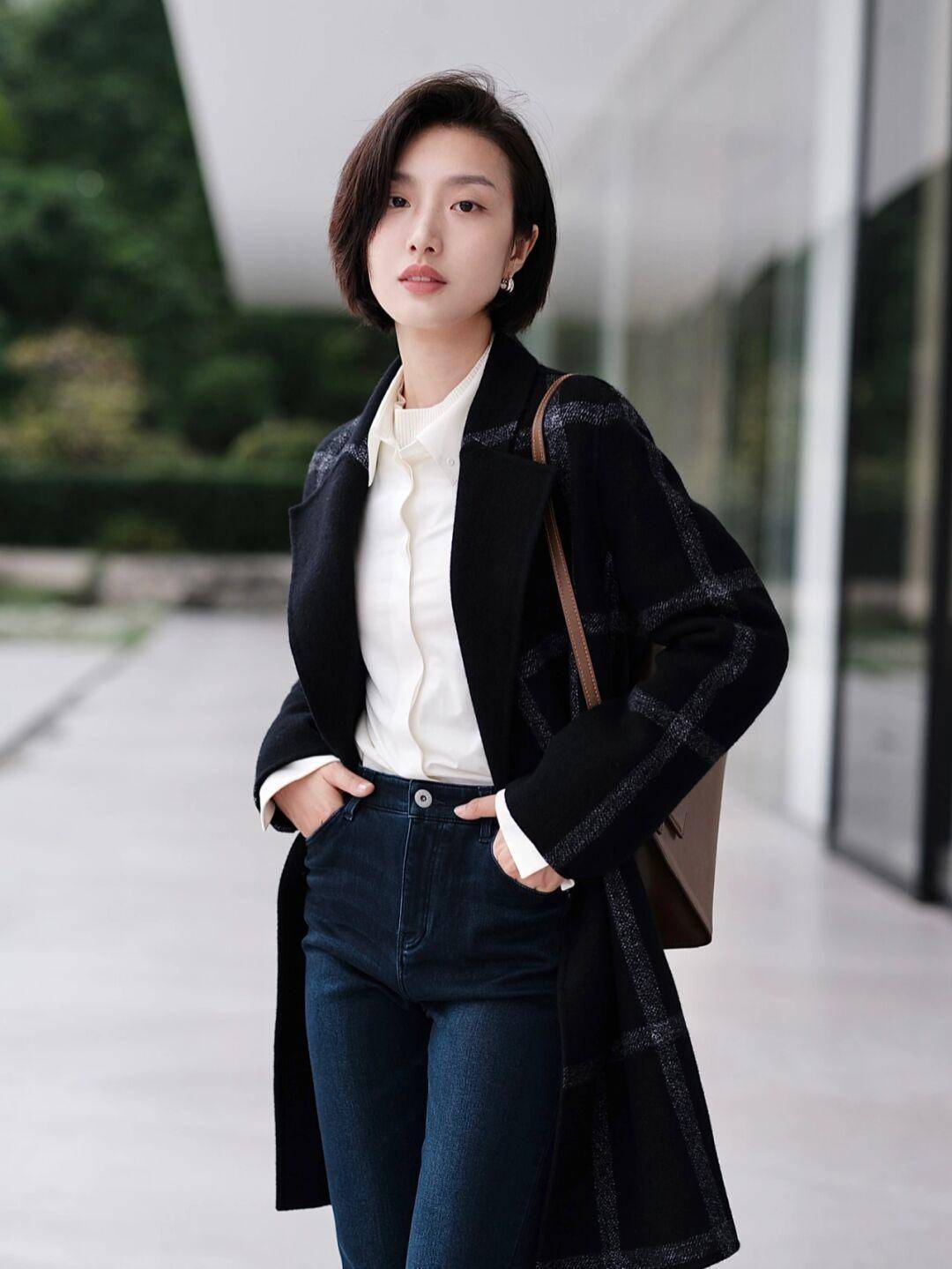 长度 秋冬季保暖衣别乱选,穿这几套大衣和羽绒服就够了,减龄又时尚