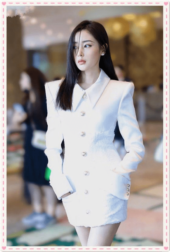 张天 张天爱好胜心还挺强的，与男明星并肩，肩膀比张涵予还要宽