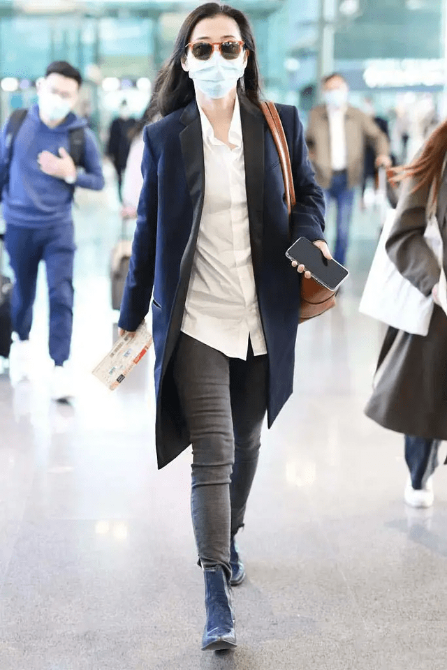 羽绒服 45岁梅婷真养眼，一袭白色连衣裙优雅大气，看不出中年妇女感