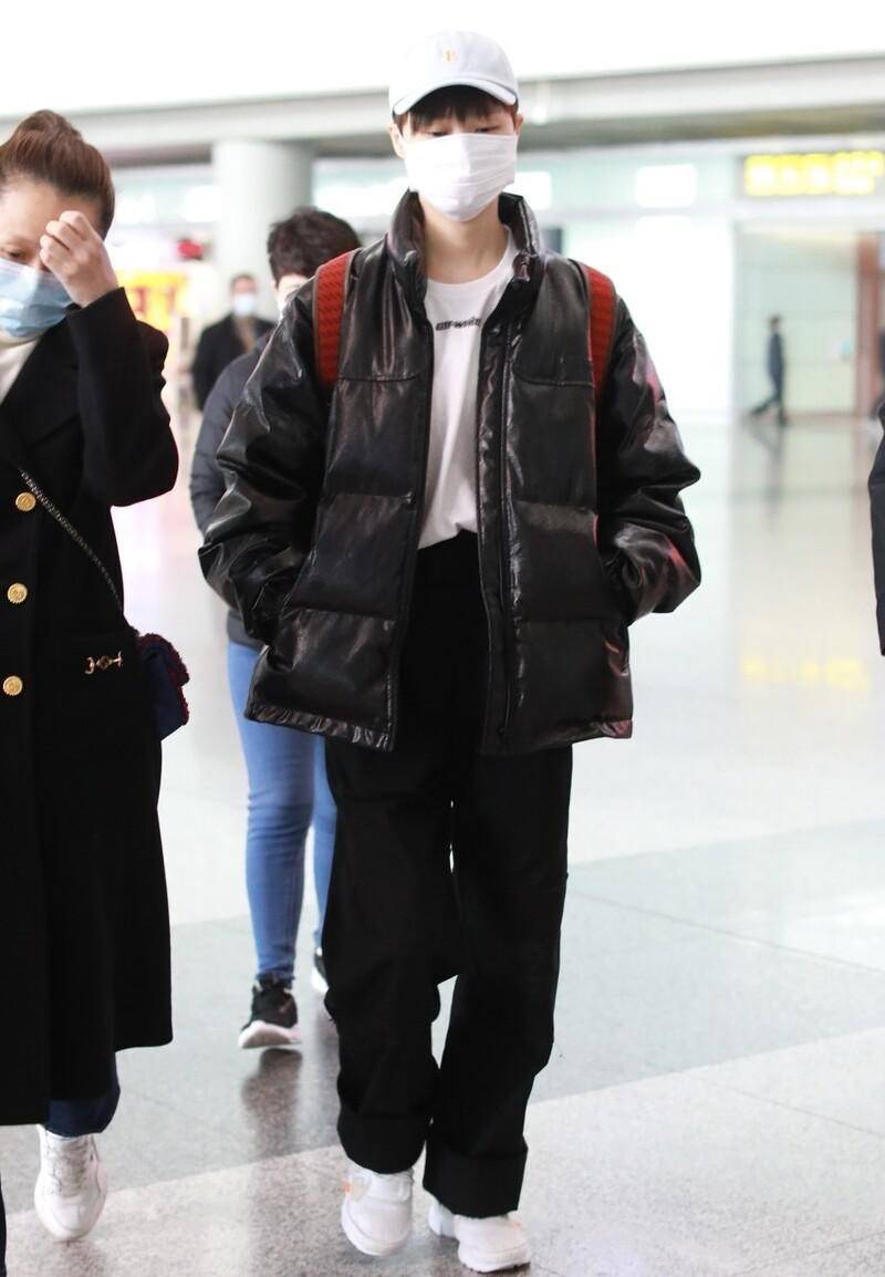 主要部分 李宇春坚持走帅气路线，私下里一身黑白造型真简约，但气质挡不住