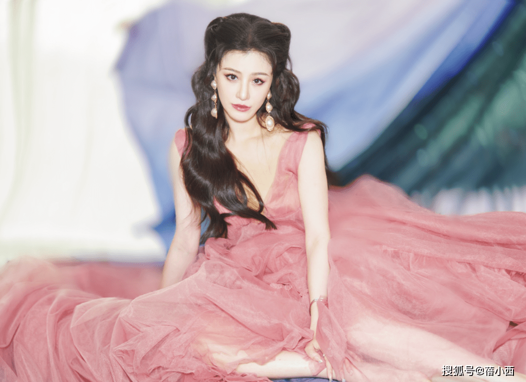 好身材 刘翔前妻葛天越来越美，穿豆沙粉蛋糕裙亮相活动，长卷发优雅洋气