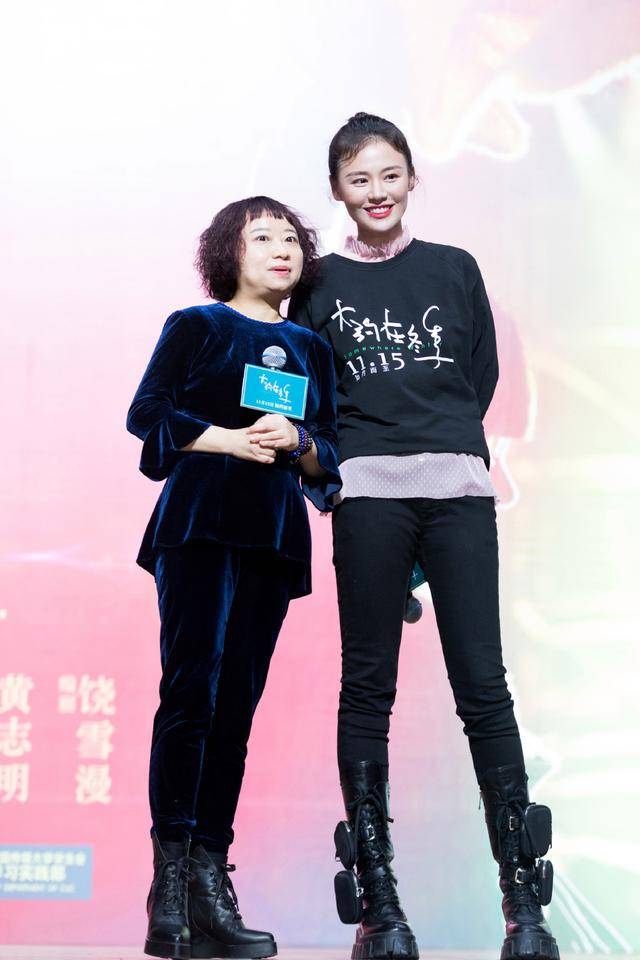 颧骨 马思纯瘦了后真像是换个人，颜值回归看着更嫩，颧骨突出真瘦不少