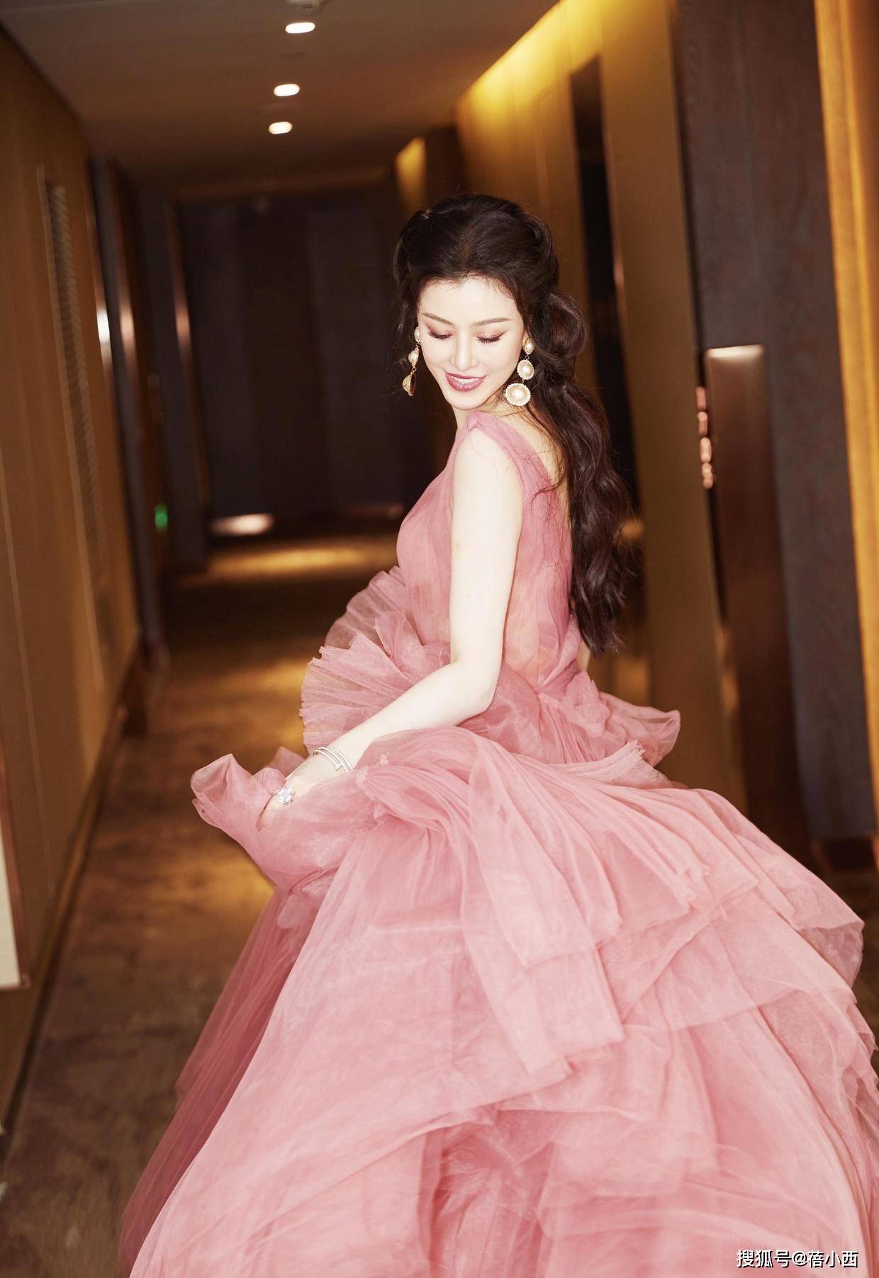 好身材 刘翔前妻葛天越来越美，穿豆沙粉蛋糕裙亮相活动，长卷发优雅洋气