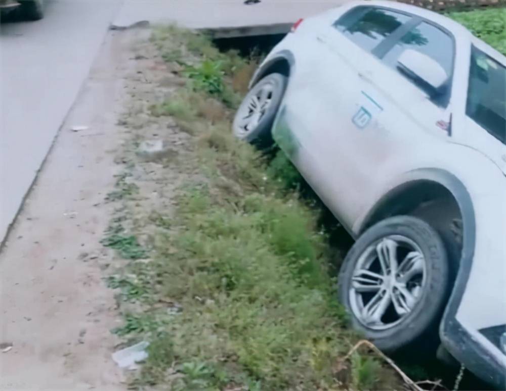 意外,因此特地将车开入旁边的排水沟,不惜自己受伤也要伪装出发生车祸