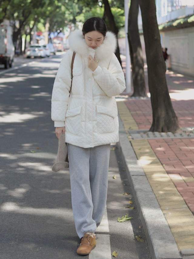 小个子 普通女生如何穿出高级感？浅紫色羽绒服+牛仔裤，保暖又洋气