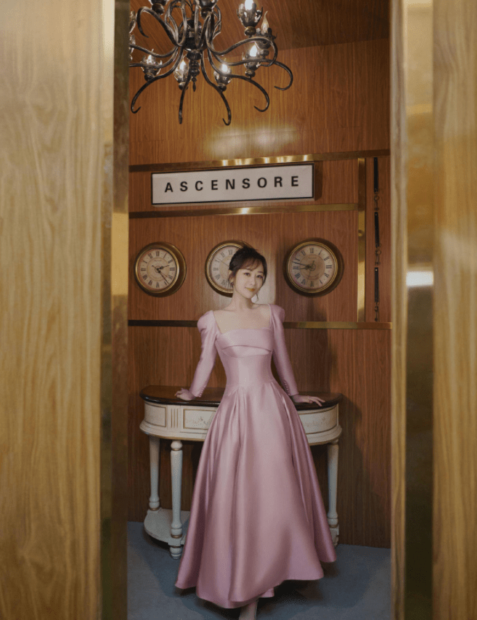 出圈 杨紫雨中撑伞造型出圈了，穿方领泡泡袖裙子，别有一番风情