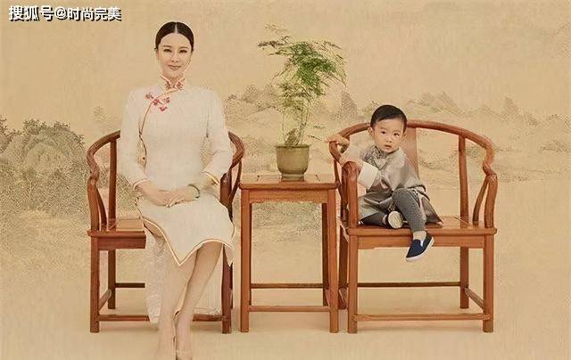 民国 佟大为一家五口拍民国风照，关悦穿白色旗袍好惊艳，全家福好温馨