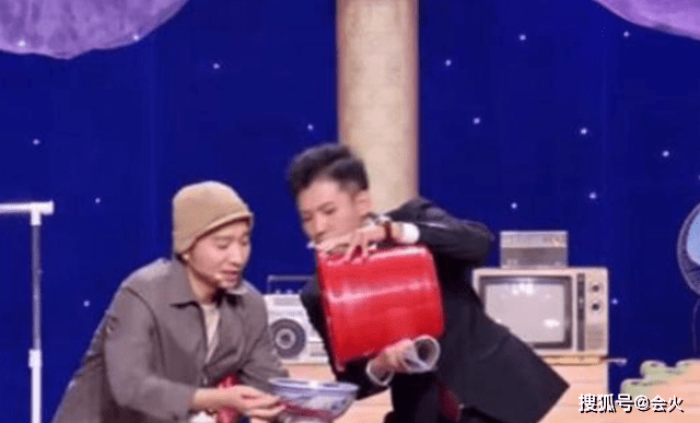 面色陈佩斯和朱时茂再同框！胡子花白面色红润，穿一双黑布鞋好朴素