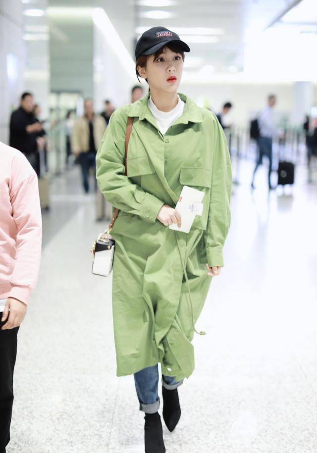 新绿 杨紫终于找到适合的风格,黑色棒球帽搭清新绿风衣,妥妥的韩范儿