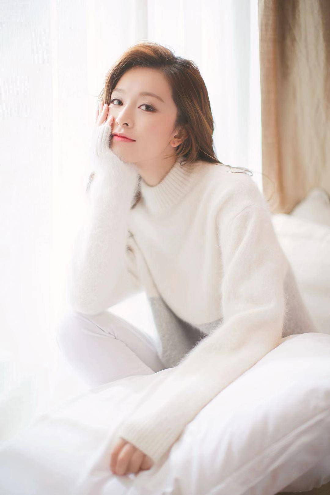 注入 文咏珊美出了“国际范”，穿白色抹胸上衣配长裤，高挑又时髦