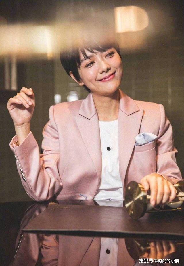 小白 汪涵老婆衣品真好，穿粉色西装配小白鞋好减龄，裤脚开叉超洋气