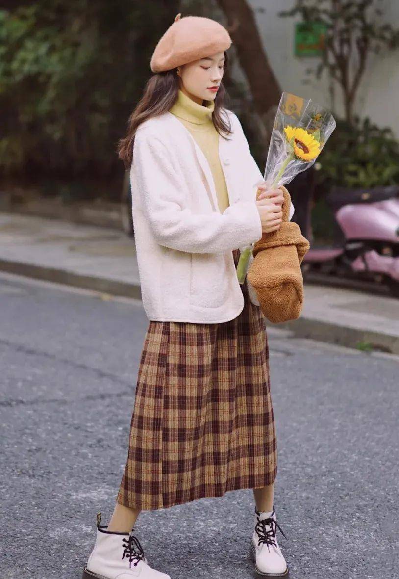 显得 秋冬必备的4条厚裙子！上身绝美，太显瘦了！