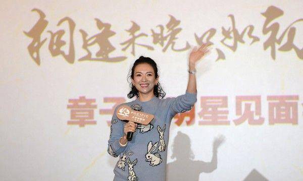 黑色章子怡挑染红发很潮，但瘦出皱纹难掩沧桑，42岁就成了老阿姨！