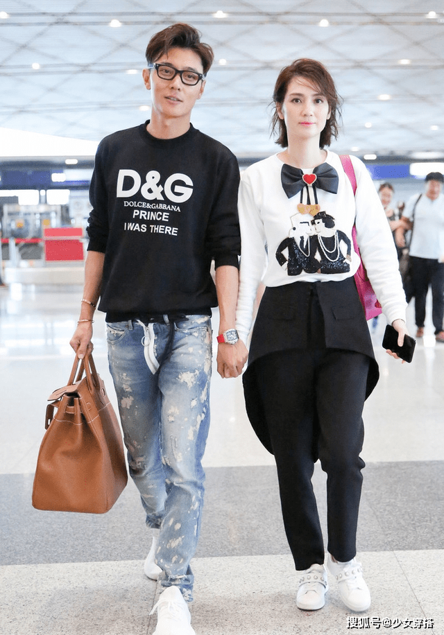 长袖 洪欣携老公高调走机场，穿白色长袖T恤配裤裙，终于像同龄人了