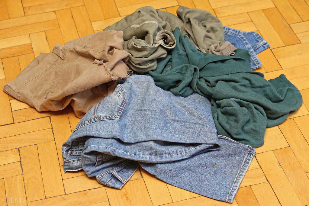 有的人总是送别人旧衣服,都是出于好心吗?只怕不是