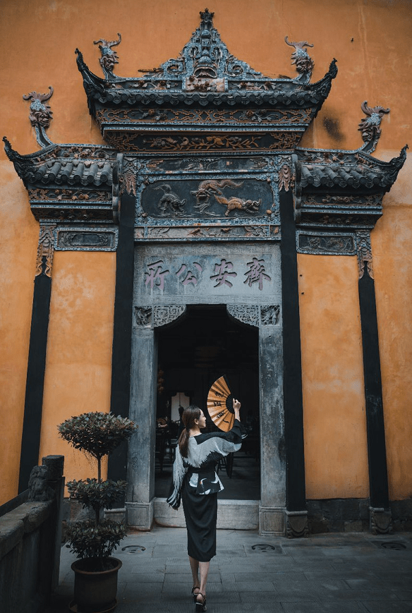 广东会所又称南华宫,处于湖广会馆建筑群的最高位置,主体建筑采用