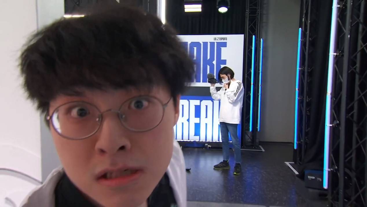 showmaker没有不尊重faker赛后采访说出真相嚣张表情并非本意