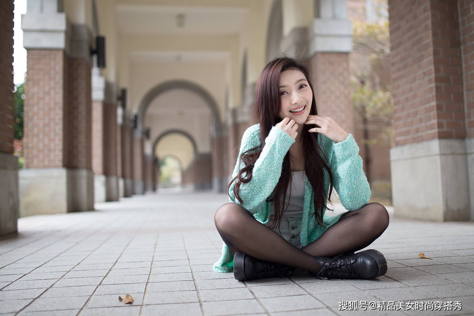 黑色 浅绿色的针织开衫时尚又吸睛，下搭一条浅白色牛仔短裤，潮范十足