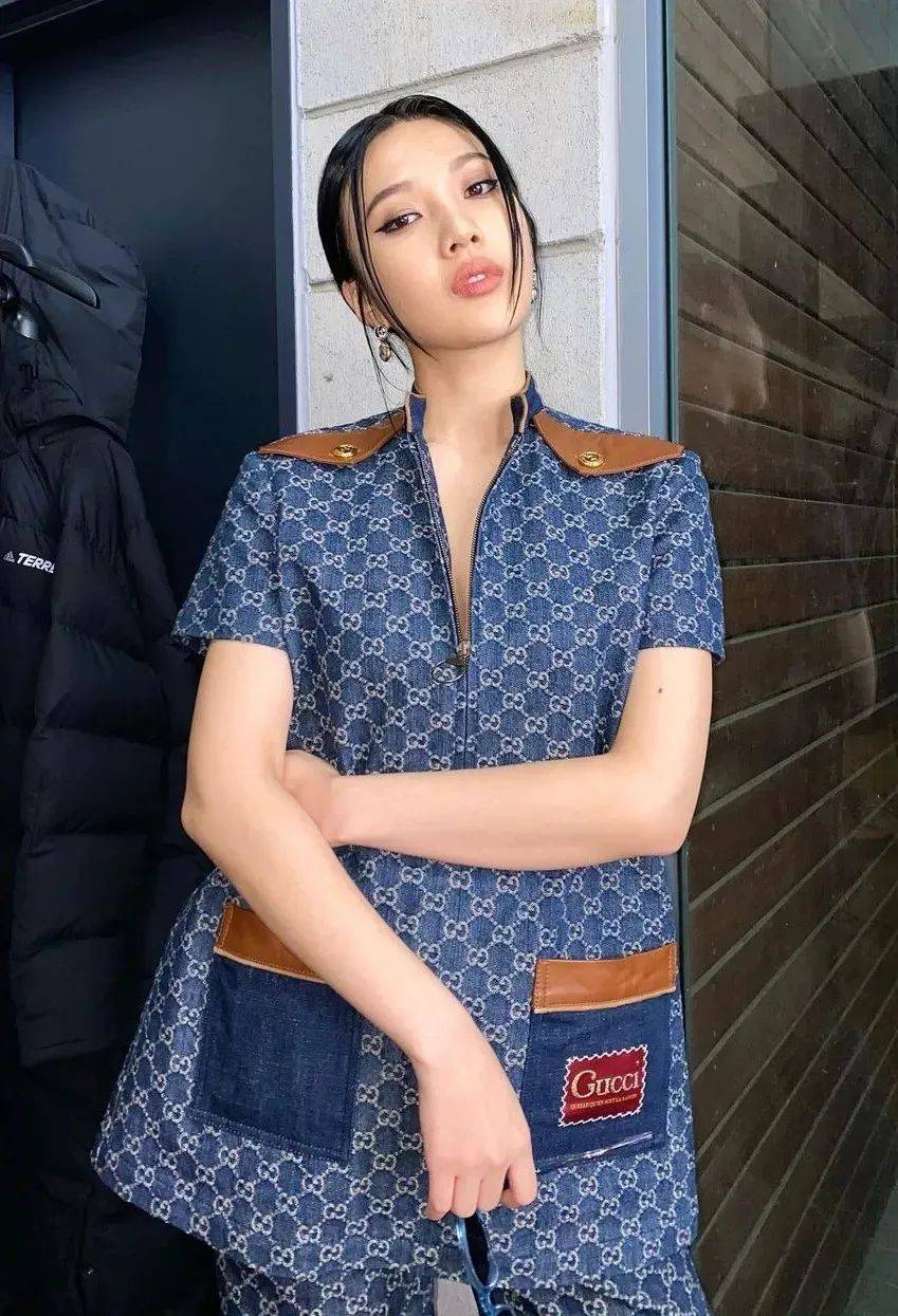 上半身 女星蒋欣瘦成Lisa 2.0？！到底什么情况呀…