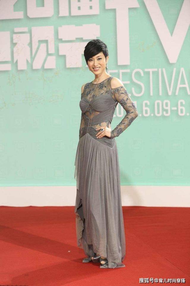 整体 陈法蓉真的老了，穿蛇纹连衣裙配短发现活动，眼角皱纹太真实