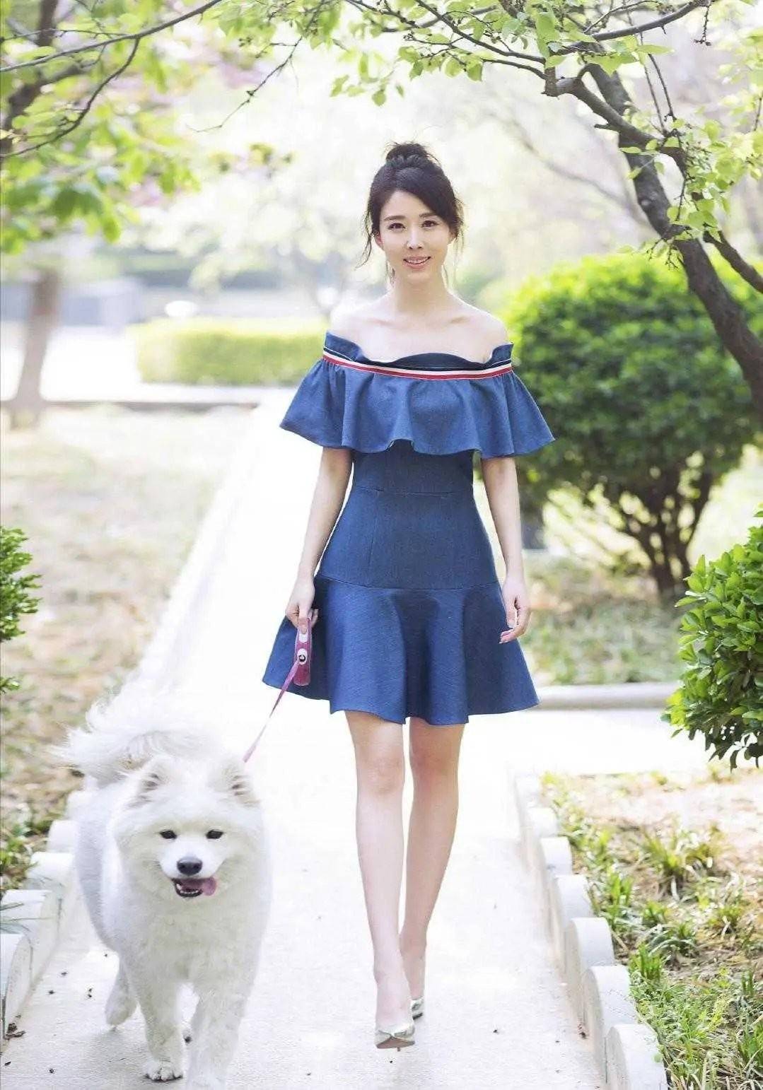 嫦娥 颜丹晨不愧是大众封的最美嫦娥，连遛狗穿的连衣裙，也减龄时髦