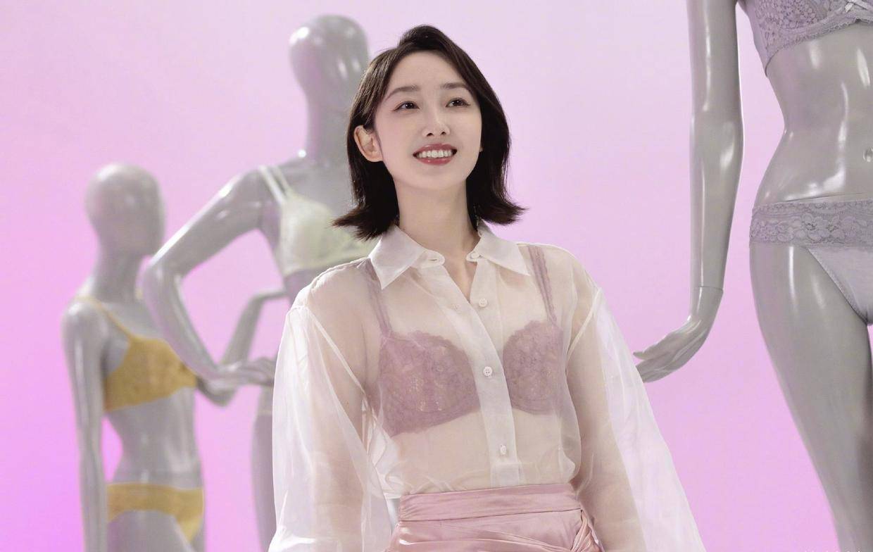 美眉 蒋梦婕的气质太高级了，穿浅绿色抹胸裙配短西装，身材不输超模！