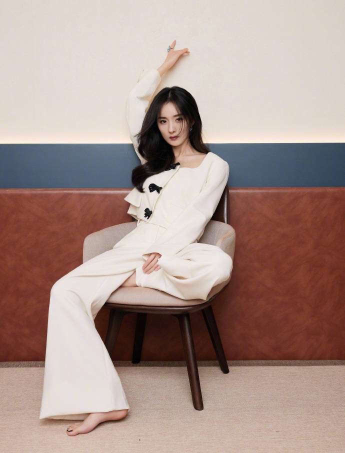 攻击性 杨幂光脚丫拍美照,穿一身白温柔又甜美,但宽裤腿仍彰显出气场