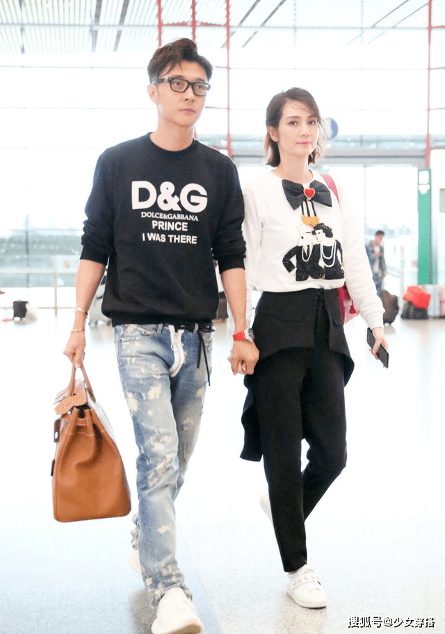 长袖 洪欣携老公高调走机场，穿白色长袖T恤配裤裙，终于像同龄人了