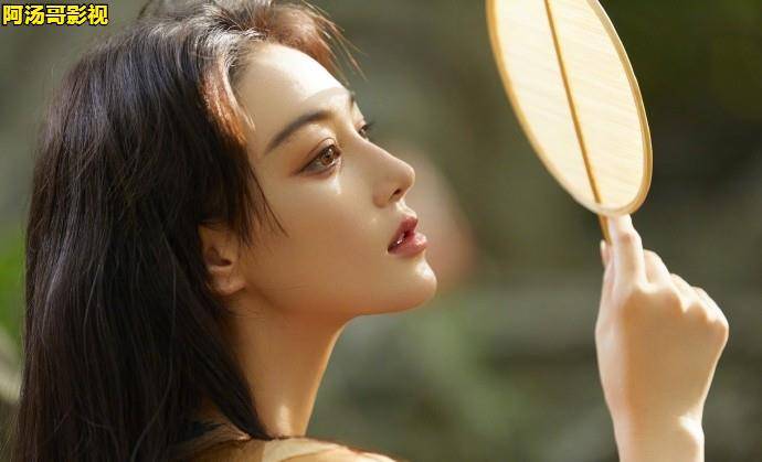 阿汤哥 张馨予在晒自己的美照，穿吊带裙并手持小圆扇，似古装仙女