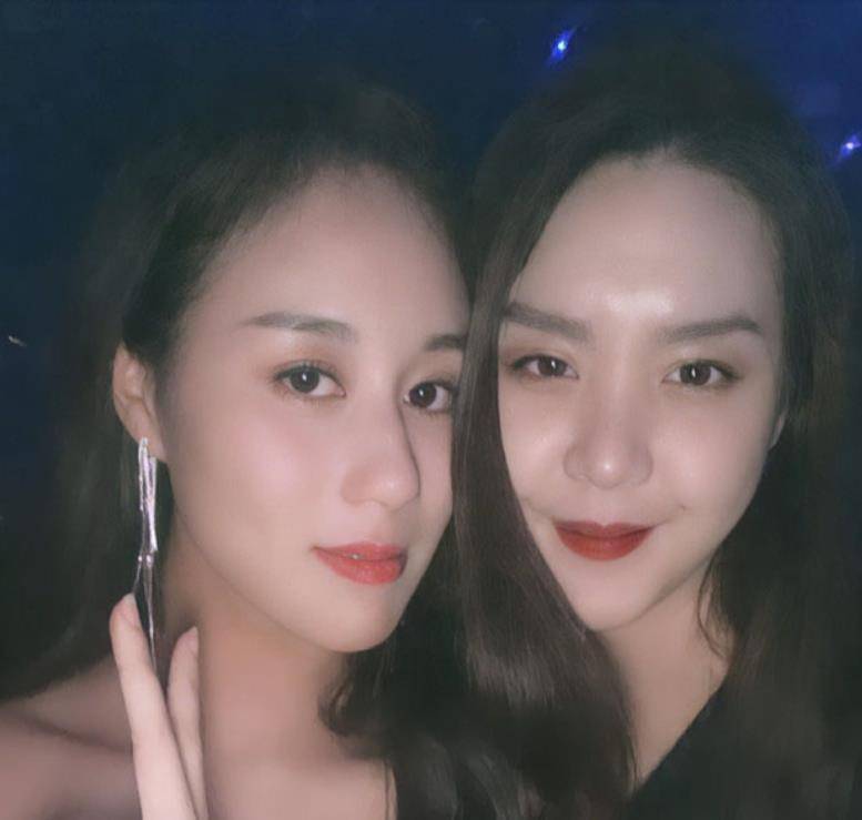 波浪 22岁何超欣办豪华生日派对，一袭黑裙搭配红唇，浑身散发着豪门范