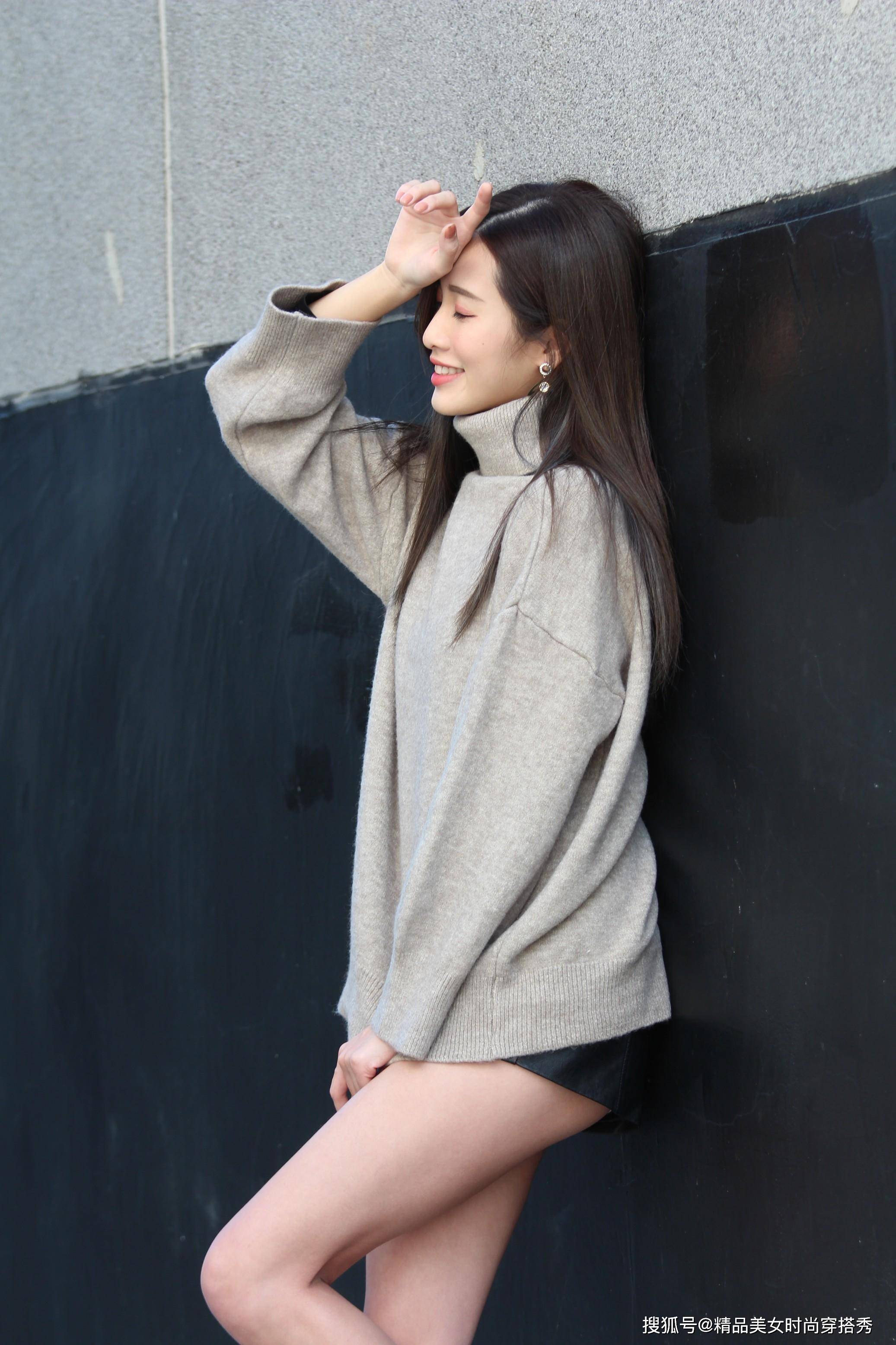 冬日 奶奶灰的针织毛衫,下搭黑色皮短裤,再挑一双高跟鞋,高挑又迷人