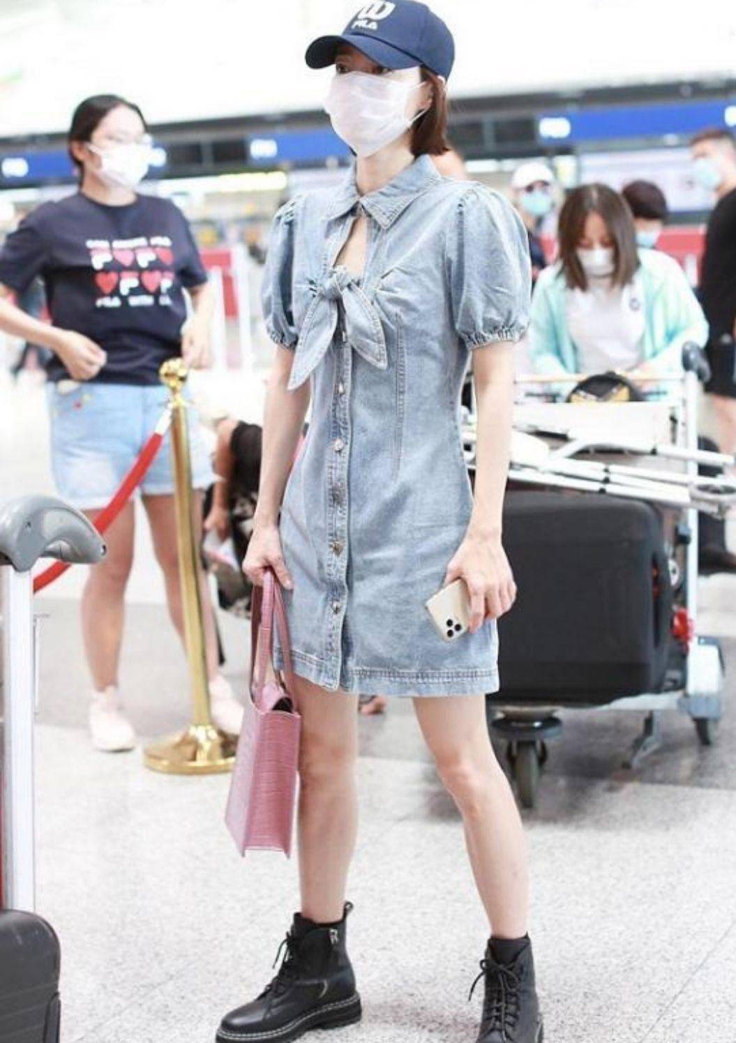 设计 王丽坤也太瘦了，穿紧身的高领裙装，浑身上下没有一丝多余的赘肉