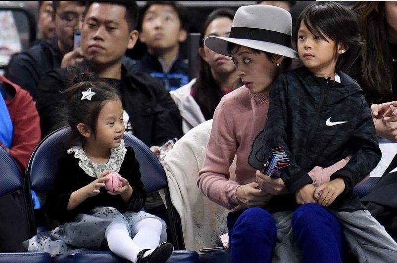孙俪看nba比赛曝光了儿女的正脸,网友:两个孩子像邓超一样黑!