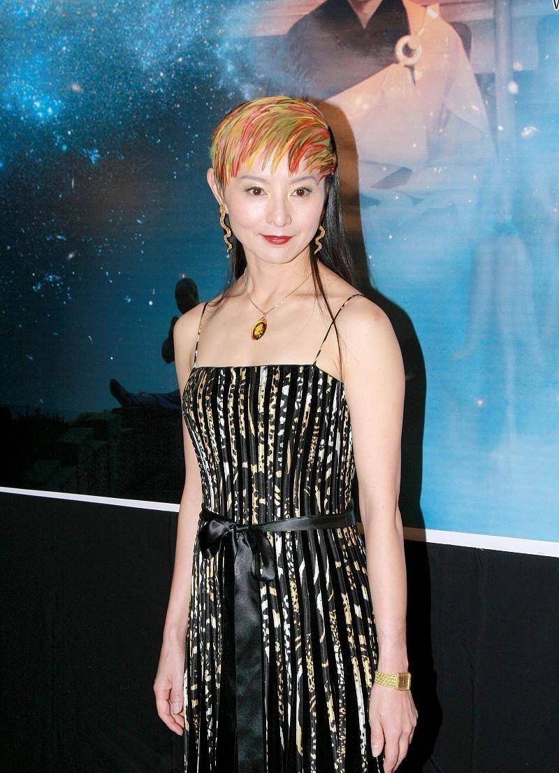 黑色 李赛凤真是挺大胆的，黑色吊带裙却配个“五彩头”，太吸睛了