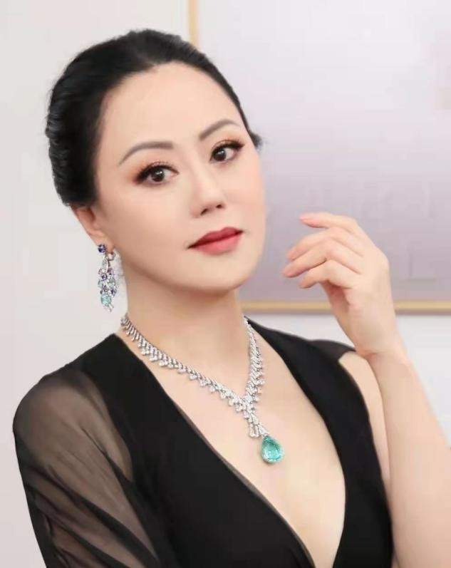 章小蕙 终于明白天鹅颈的优势！名媛章小蕙撞衫陈都灵罕翻车，富态变臃肿