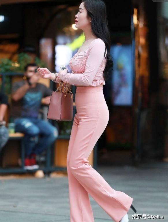 高跟鞋 美女的粉色套装,时尚气质不“装嫩”,成熟女性魅力十足