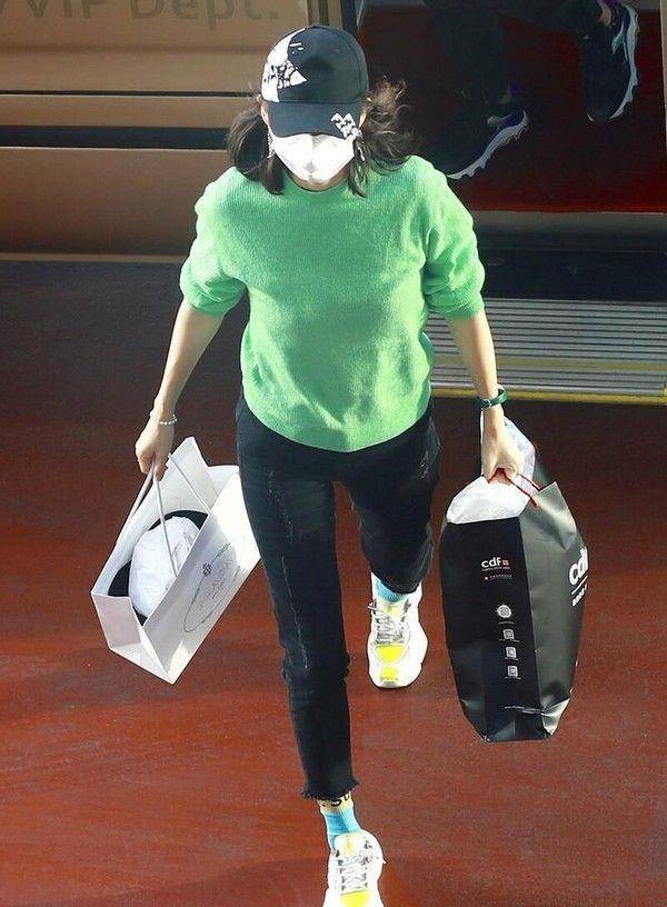 黑色章子怡挑染红发很潮，但瘦出皱纹难掩沧桑，42岁就成了老阿姨！
