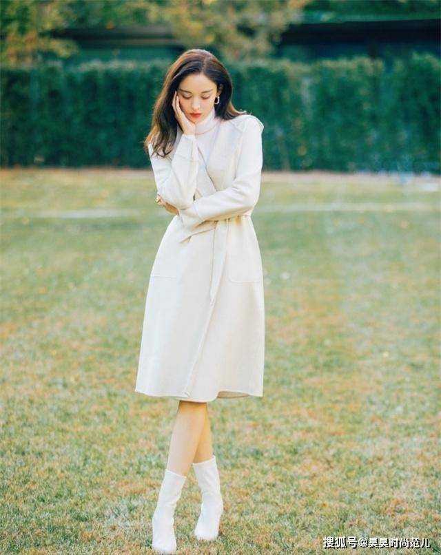 女孩子 小个子女生别再执着于穿过膝靴,今年秋冬这样穿搭,时髦又显高挑